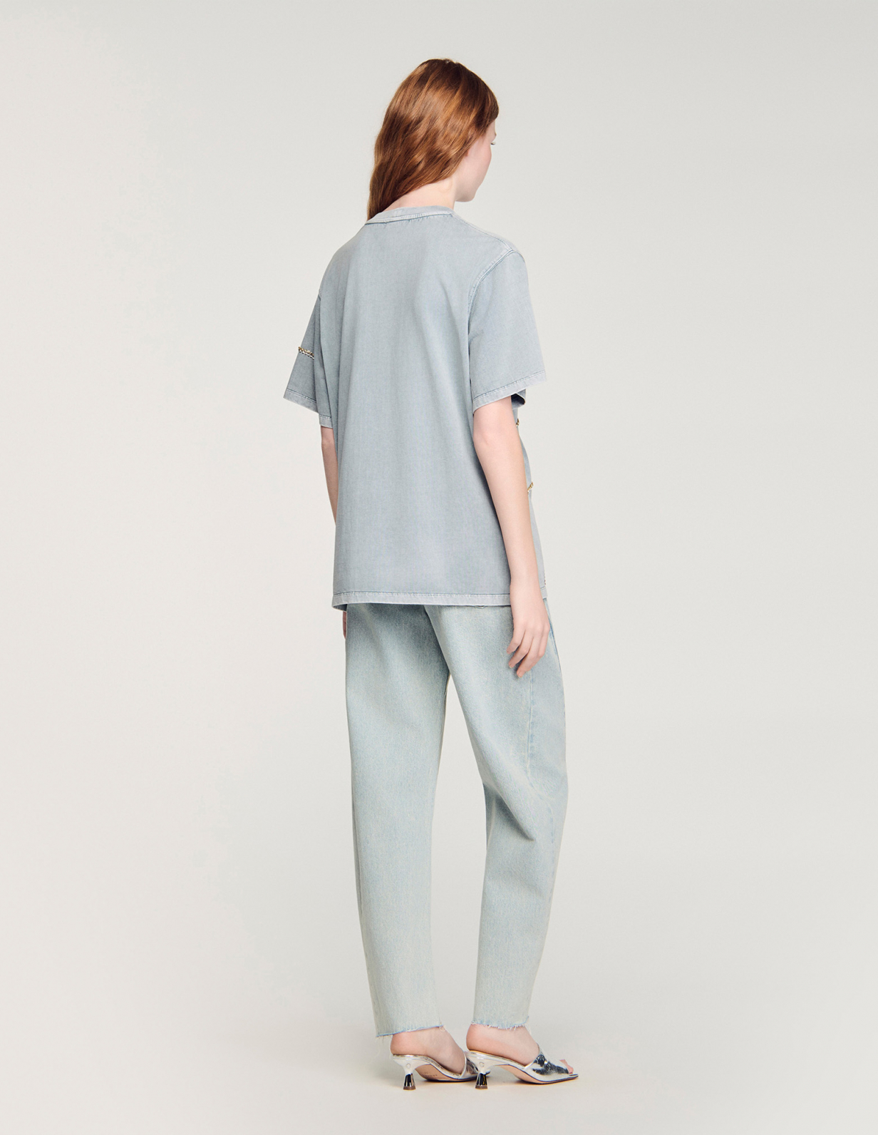 Жіноча сіра футболка зі стразами_5