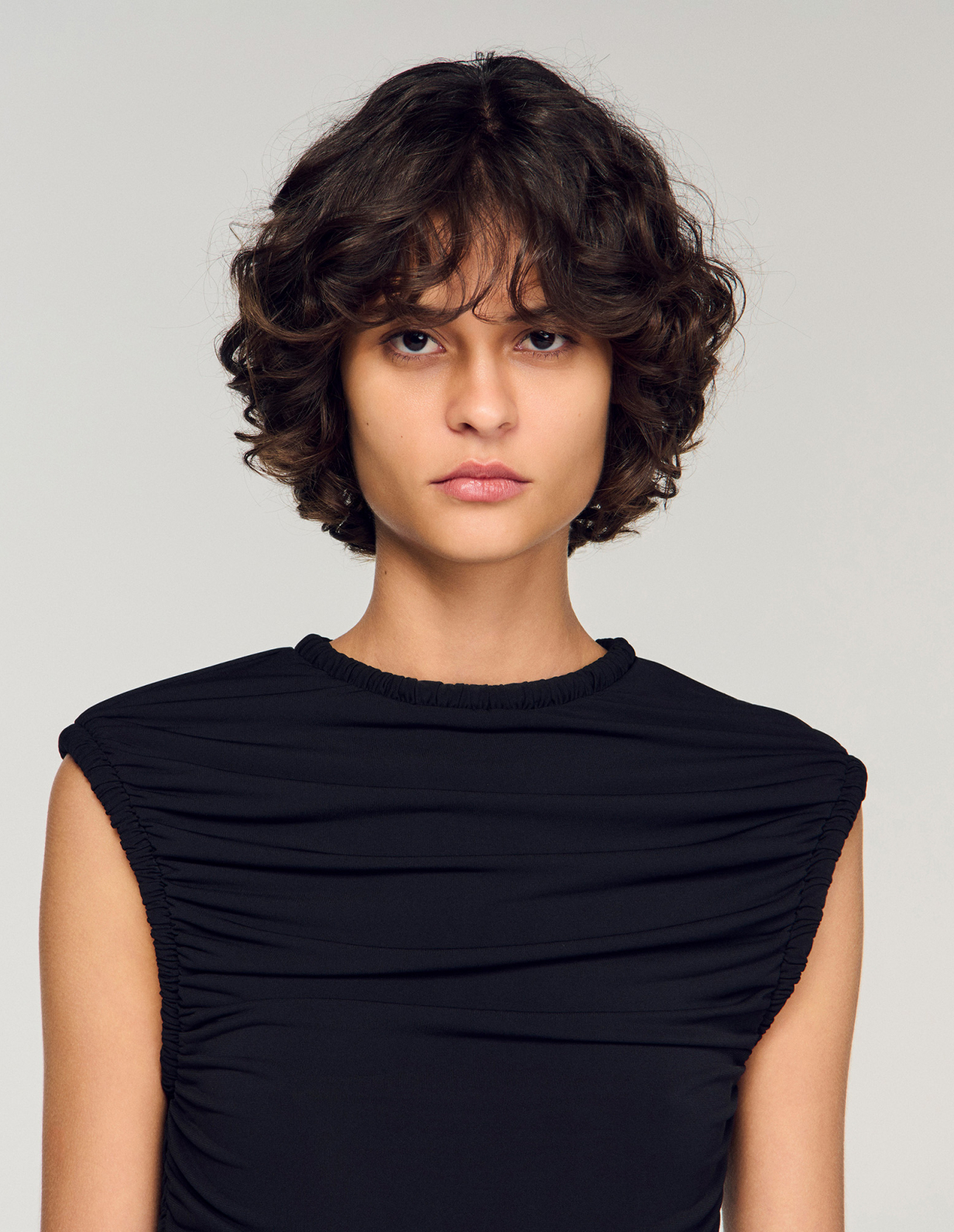 Жіноча чорна сукня-максі з драпіруванням_3