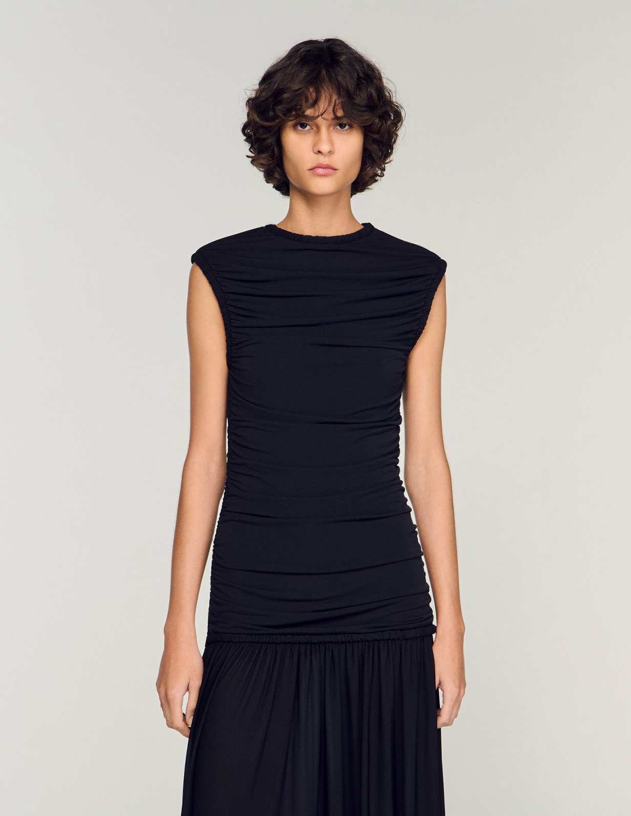 Жіноча чорна сукня-максі з драпіруванням_4