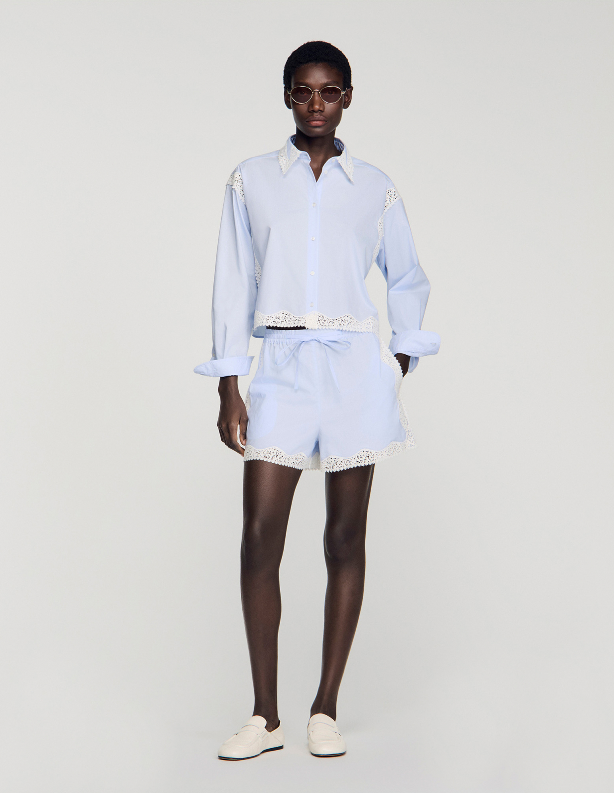 Жіноча блакитна сорочка з мереживним оздобленням_1