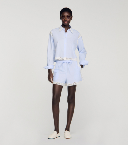 Женская голубая рубашка с кружевной отделкой