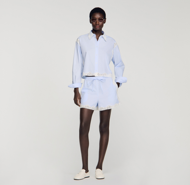 Жіноча блакитна сорочка з мереживним оздобленням