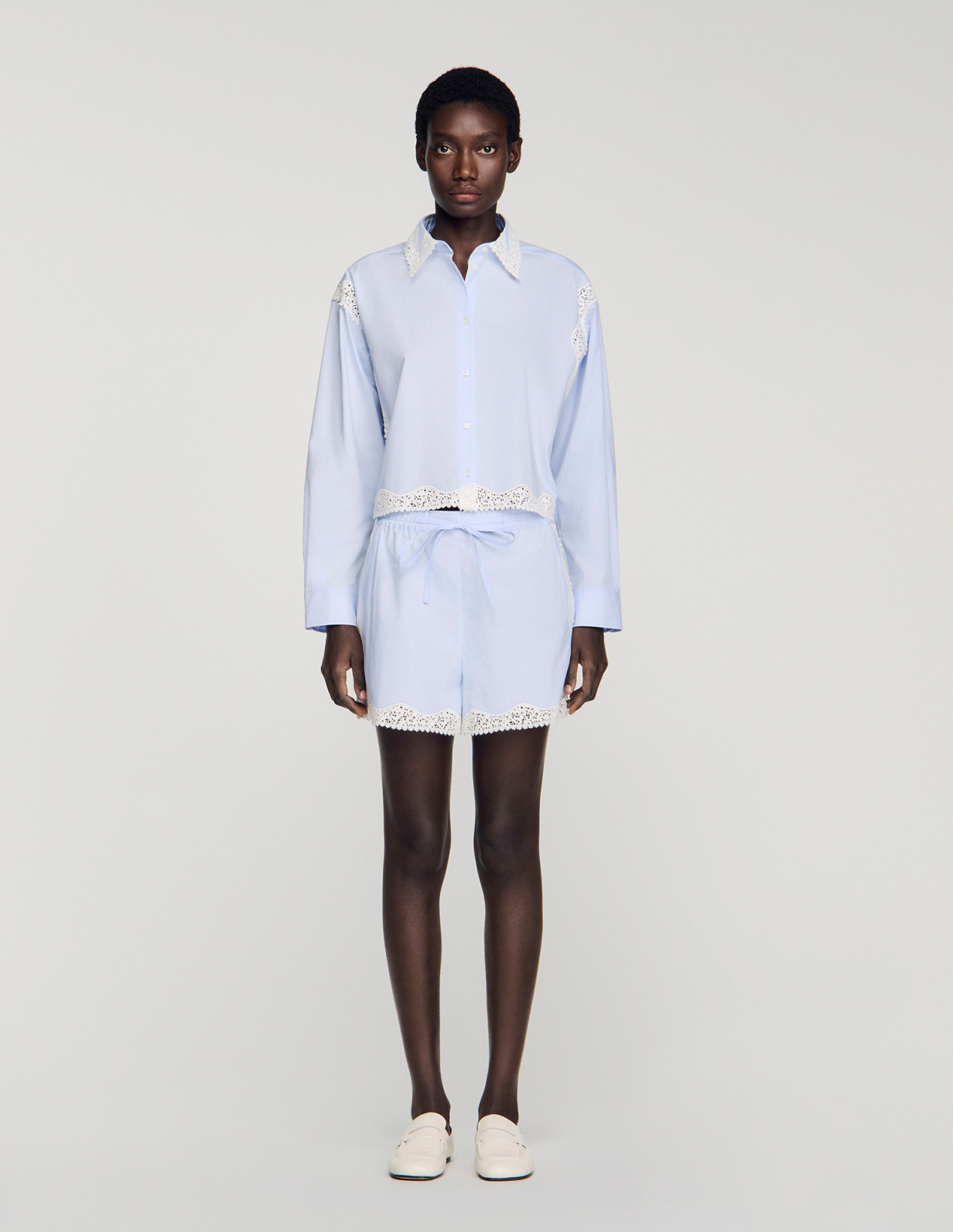 Жіноча блакитна сорочка з мереживним оздобленням_2