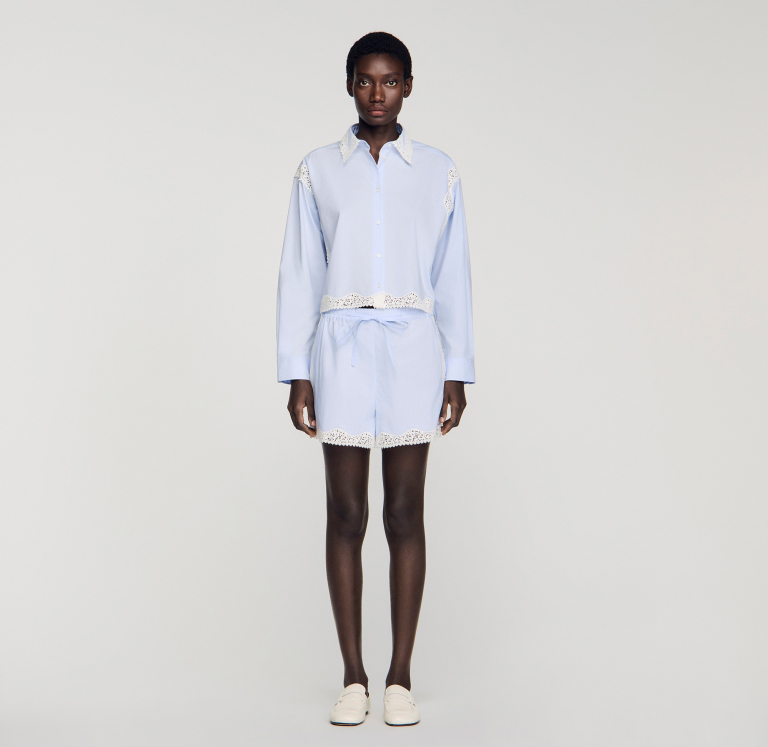 Жіноча блакитна сорочка з мереживним оздобленням