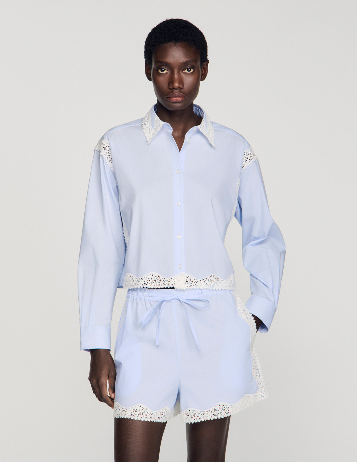 Жіноча блакитна сорочка з мереживним оздобленням_3