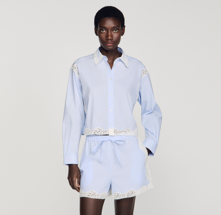 Жіноча блакитна сорочка з мереживним оздобленням
