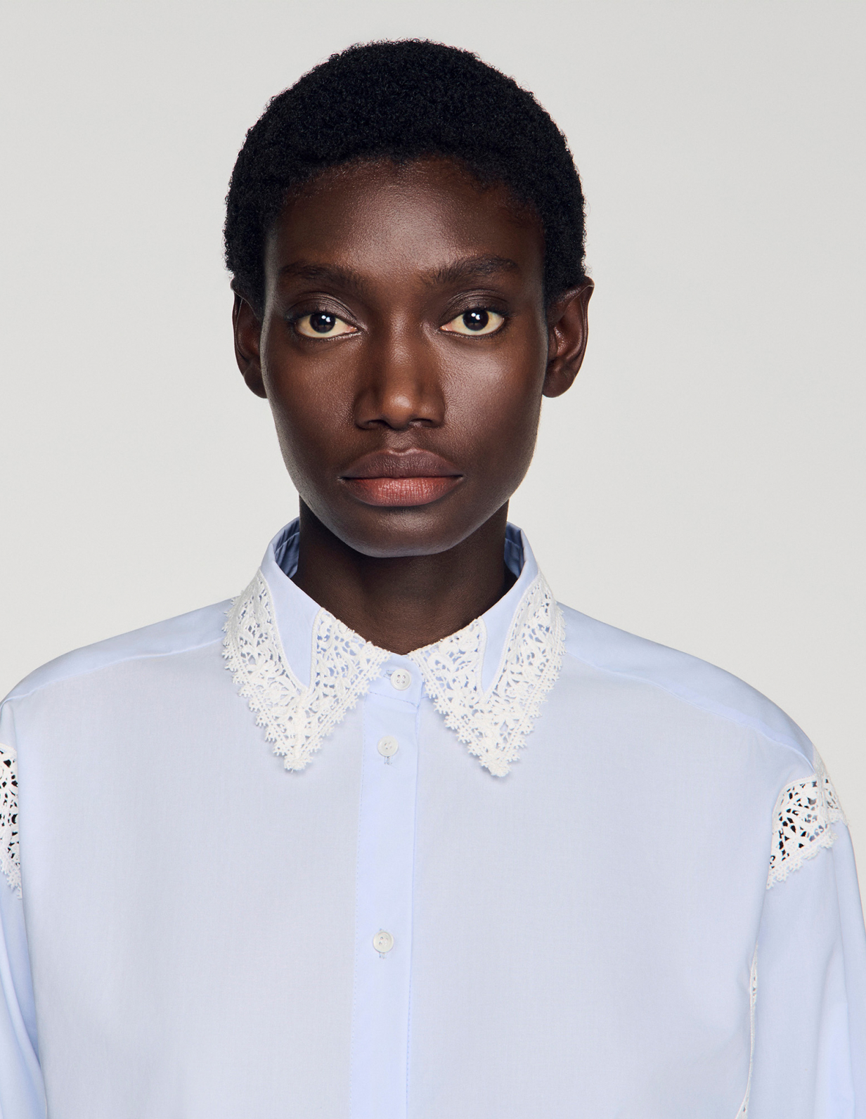 Жіноча блакитна сорочка з мереживним оздобленням_4