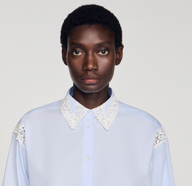 Жіноча блакитна сорочка з мереживним оздобленням