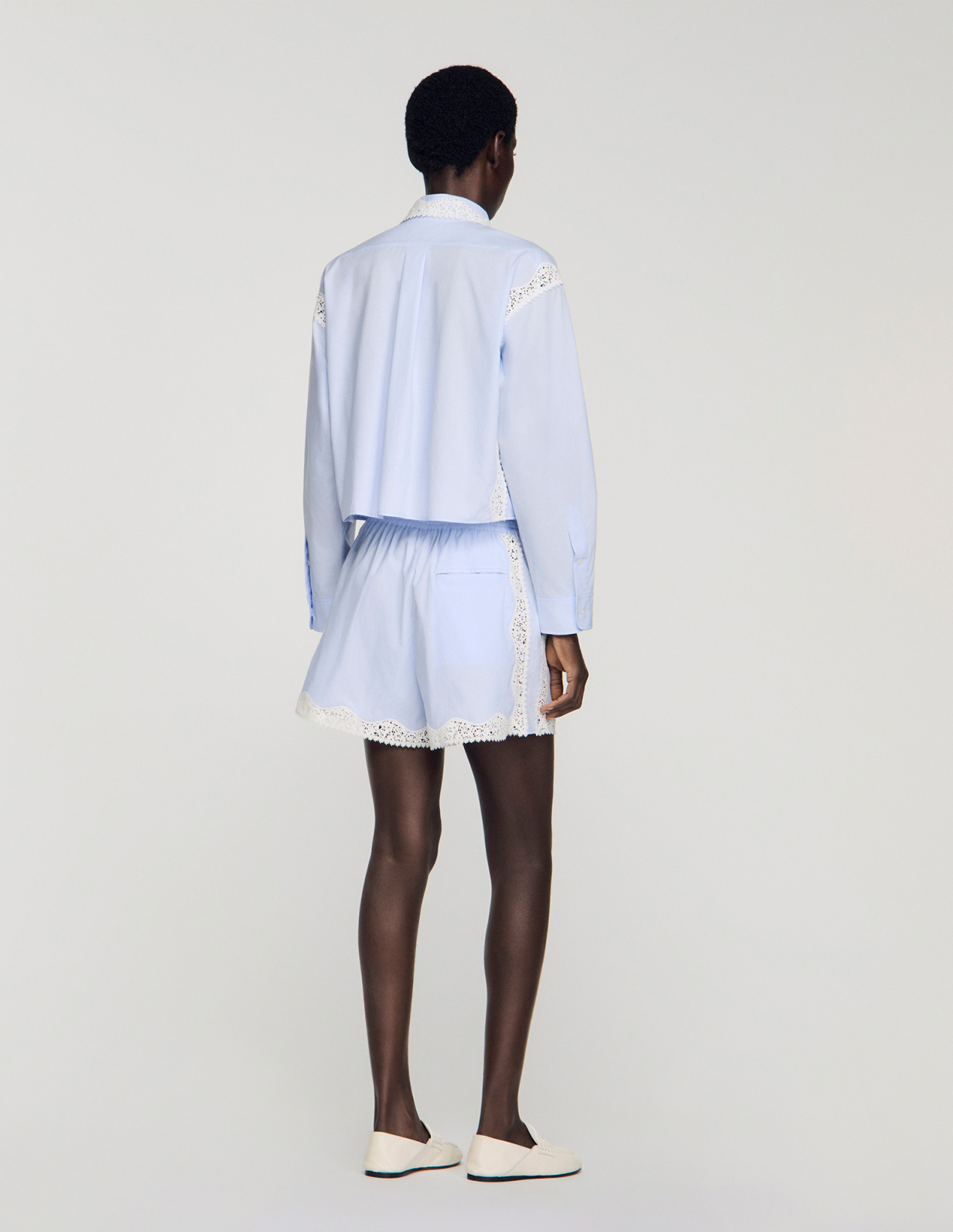 Жіноча блакитна сорочка з мереживним оздобленням_5