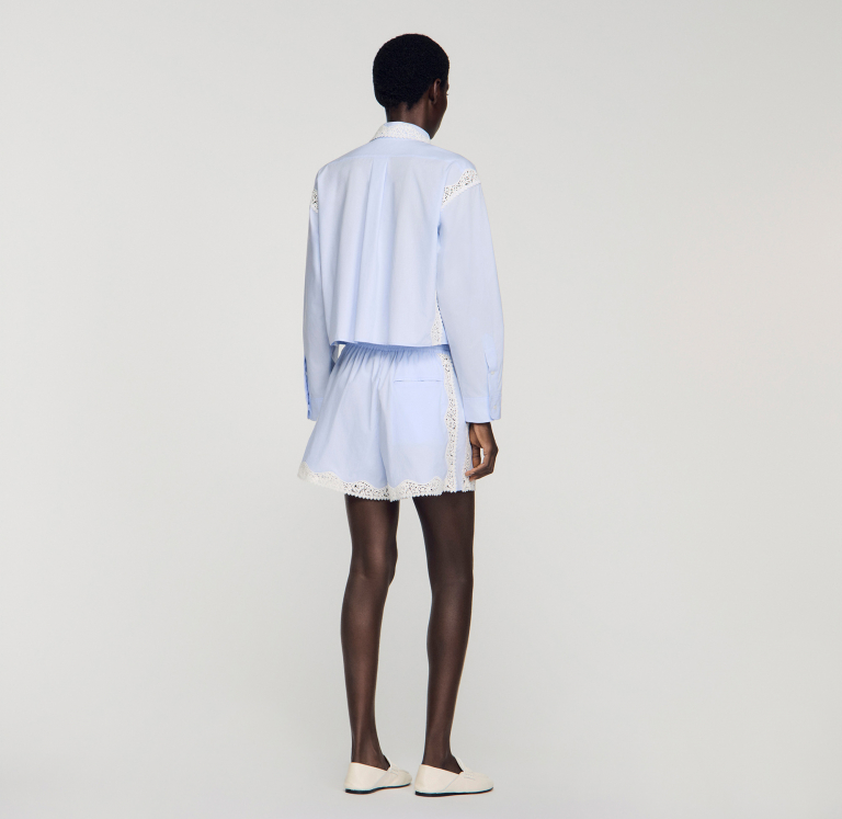 Жіноча блакитна сорочка з мереживним оздобленням