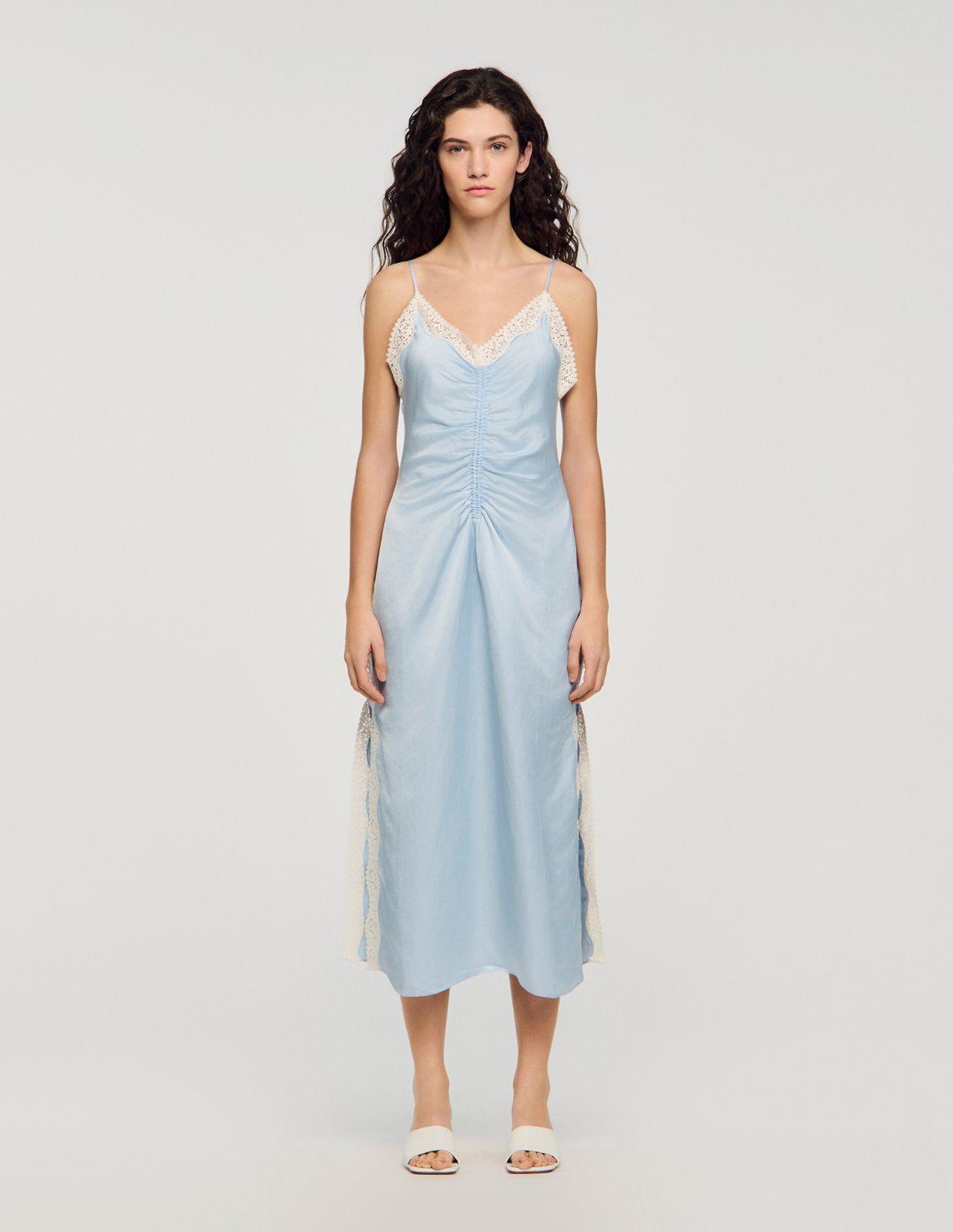 Жіноча довга атласна сукня на бретелях_2