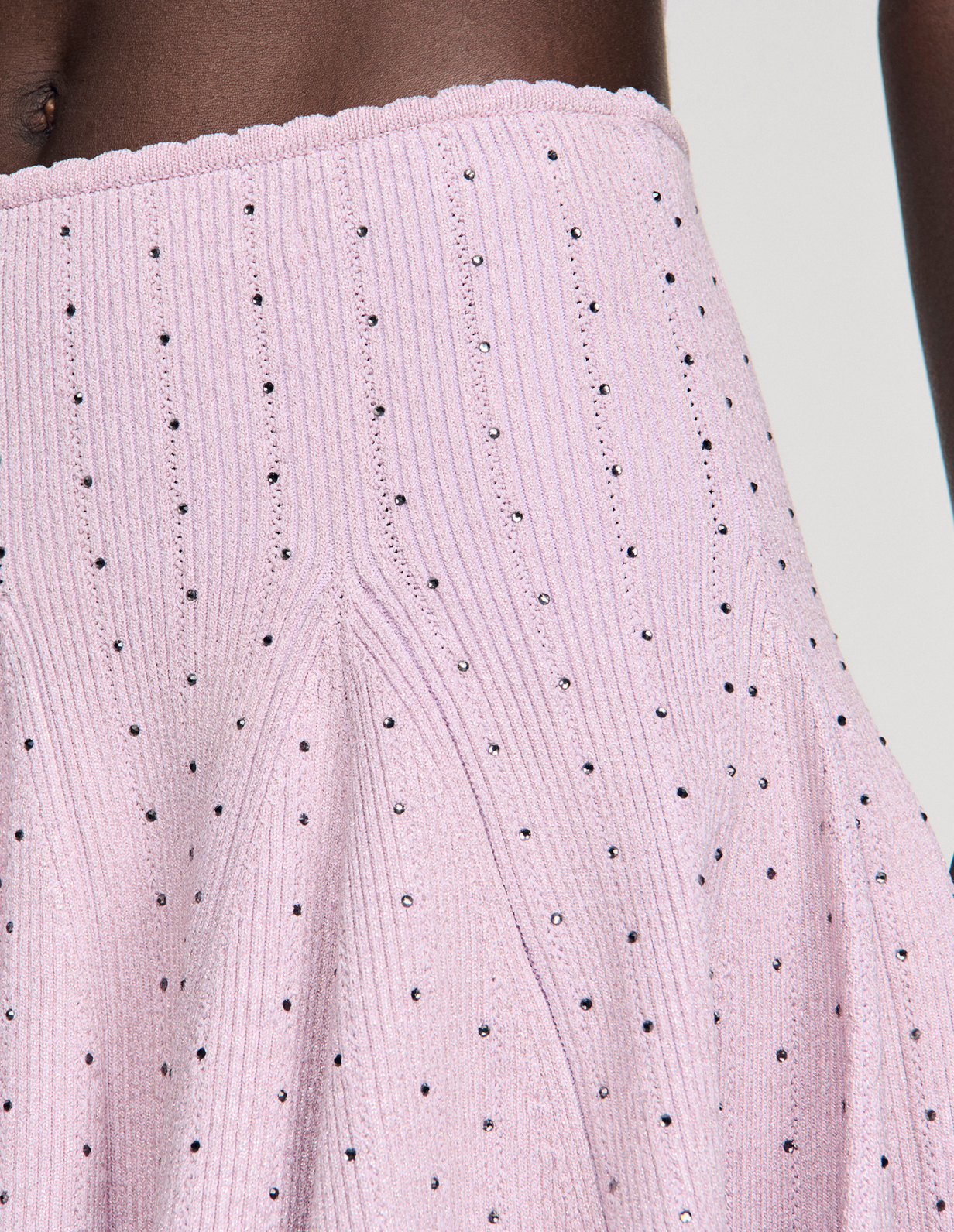 Женская короткая вязаная юбка, украшенная стразами_3