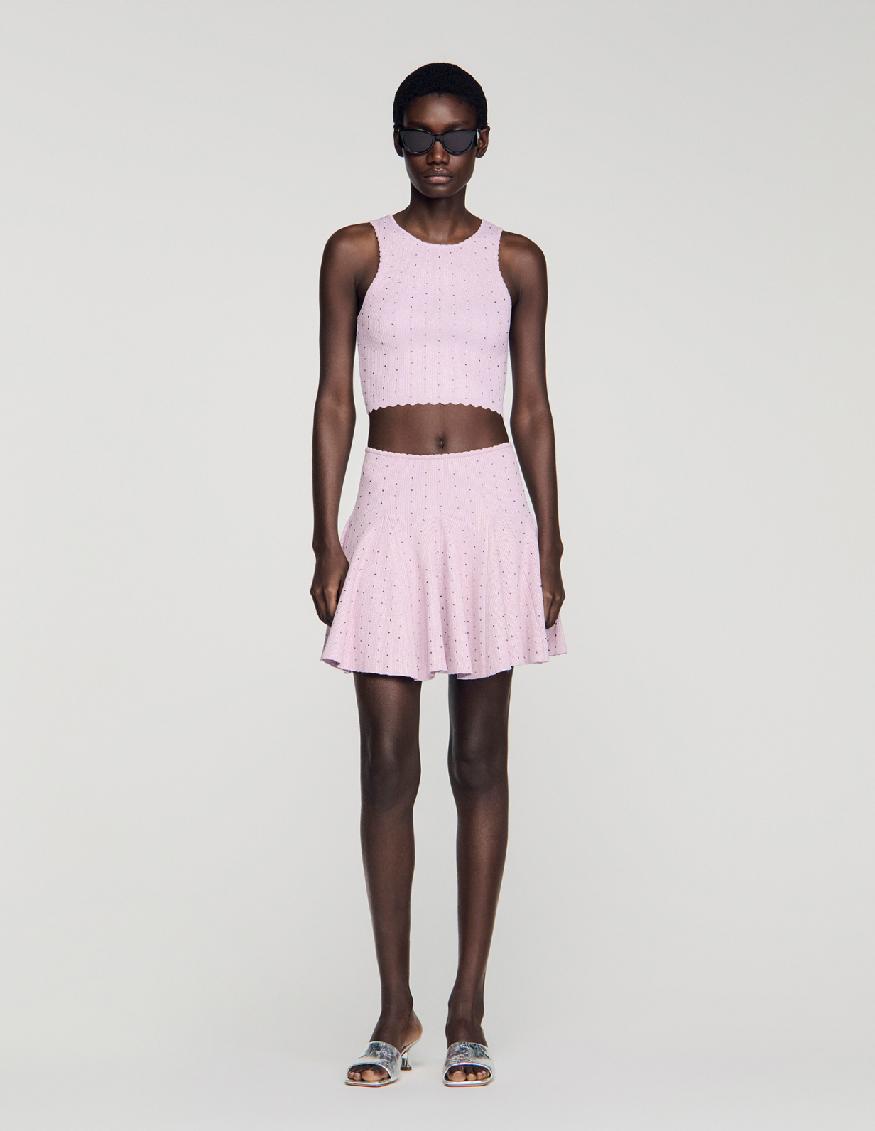 Женский короткий вязаный топ со стразами_1