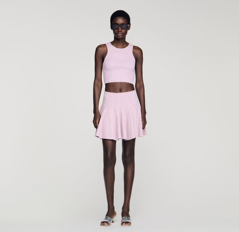 Женский короткий вязаный топ со стразами