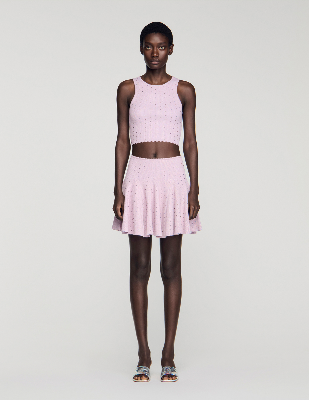 Женский короткий вязаный топ со стразами_2