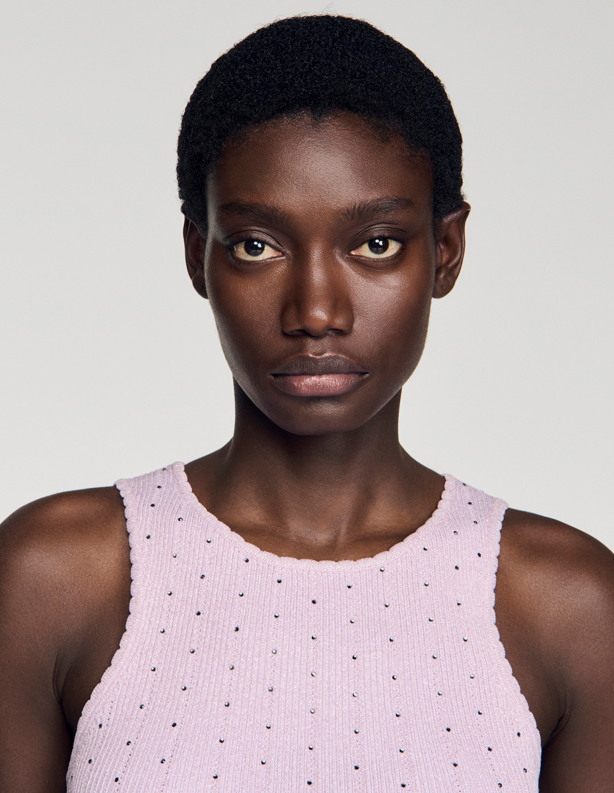 Женский короткий вязаный топ со стразами_3