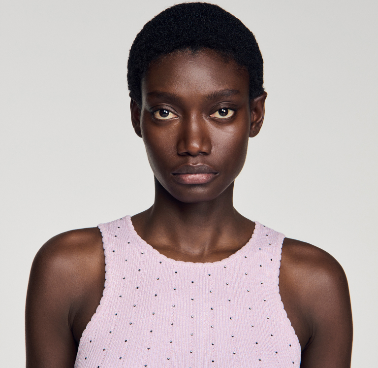 Женский короткий вязаный топ со стразами