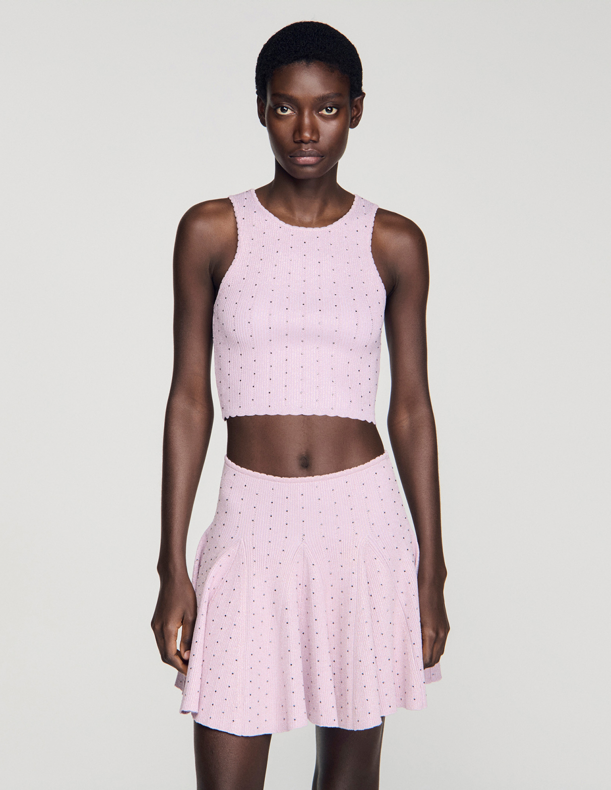 Женский короткий вязаный топ со стразами_4