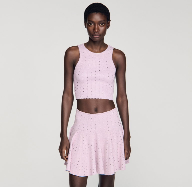 Женский короткий вязаный топ со стразами