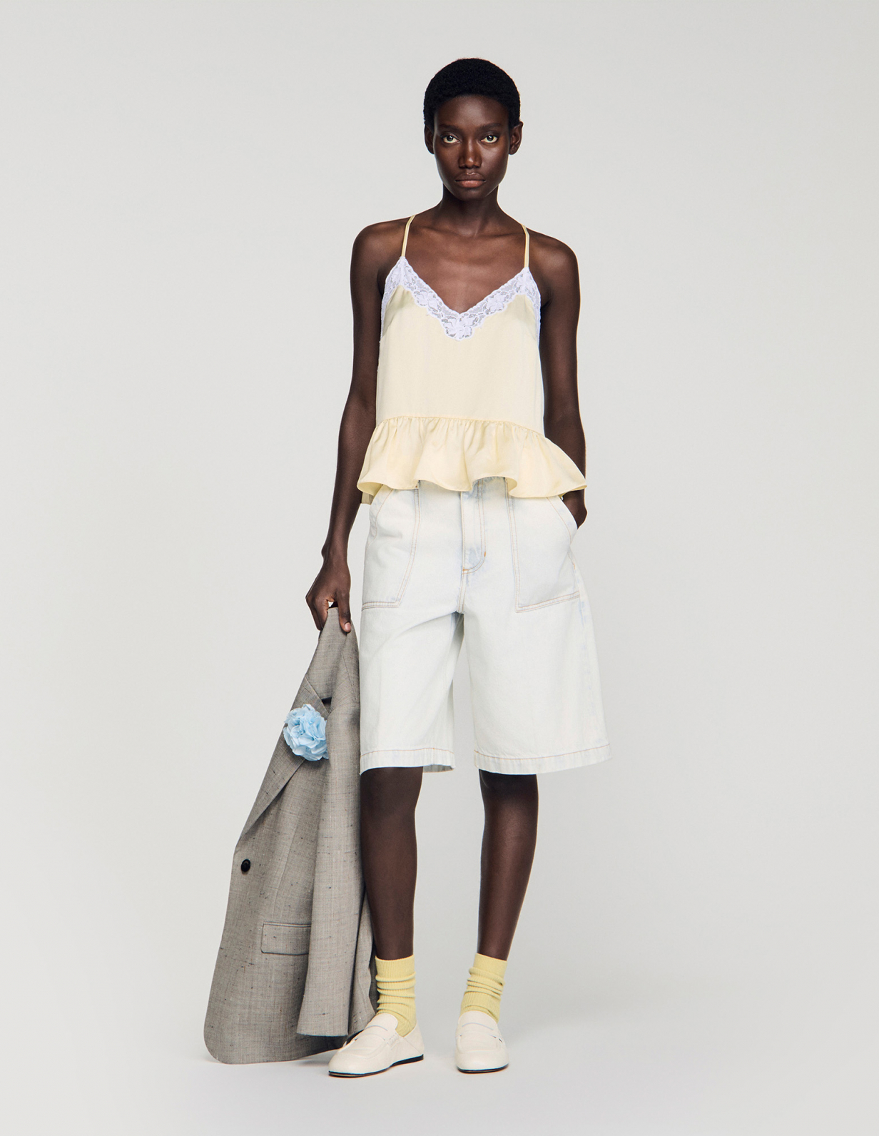 Женский топ с кружевными деталями и оборкой_1