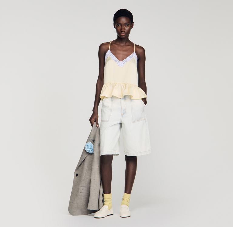 Женский топ с кружевными деталями и оборкой