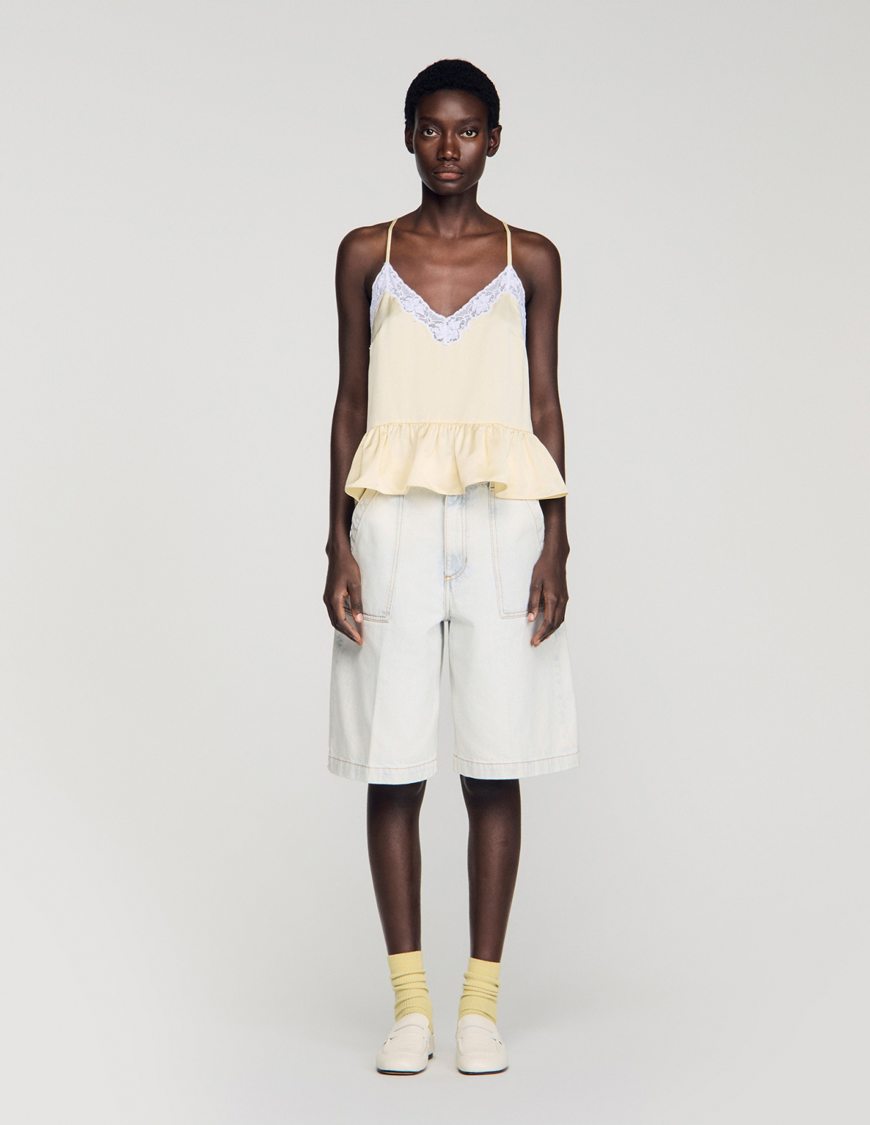 Женский топ с кружевными деталями и оборкой_2