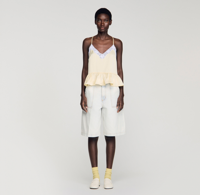 Женский топ с кружевными деталями и оборкой