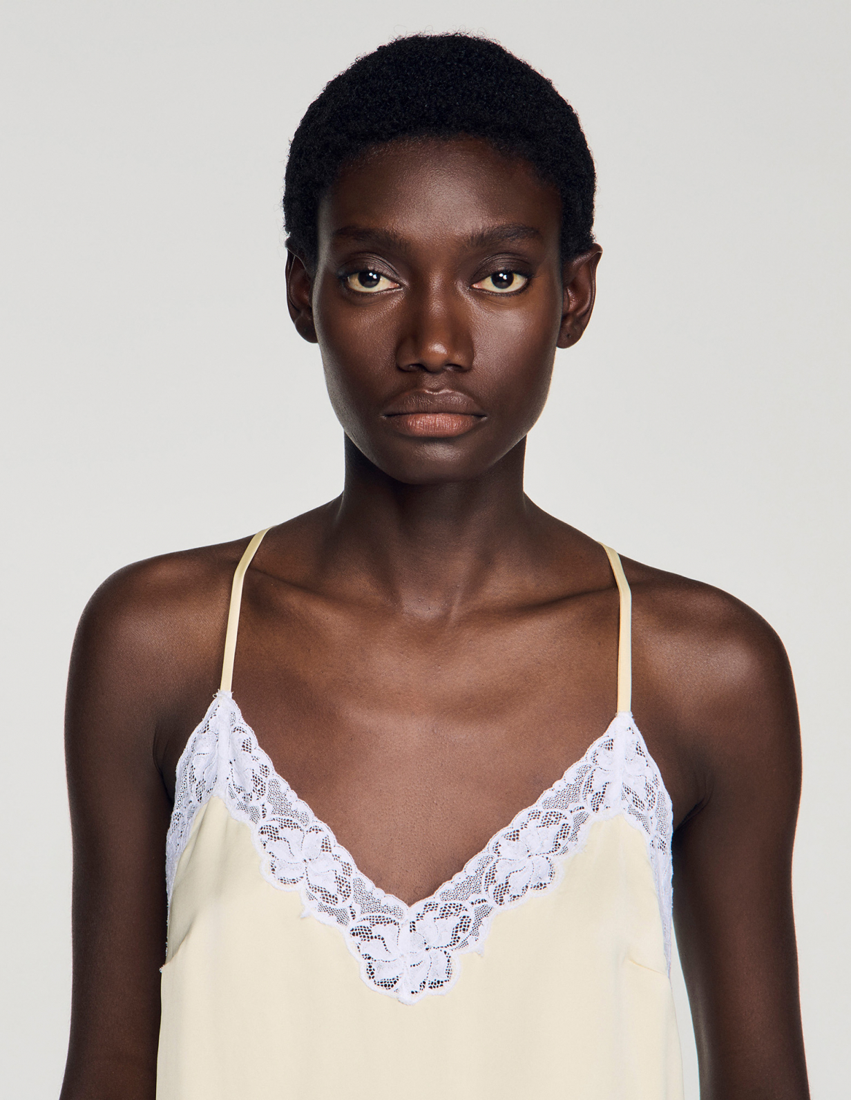 Женский топ с кружевными деталями и оборкой_3