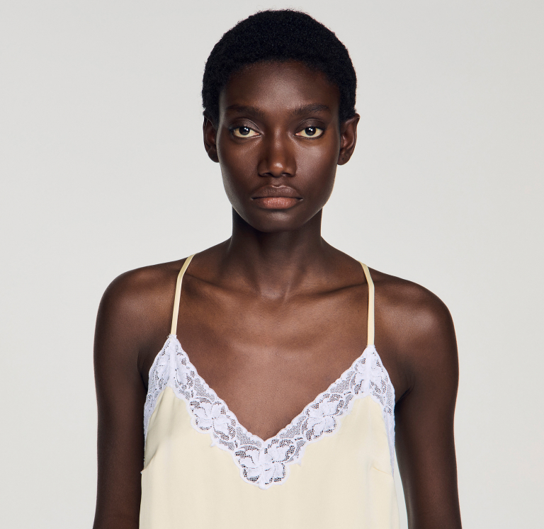 Женский топ с кружевными деталями и оборкой