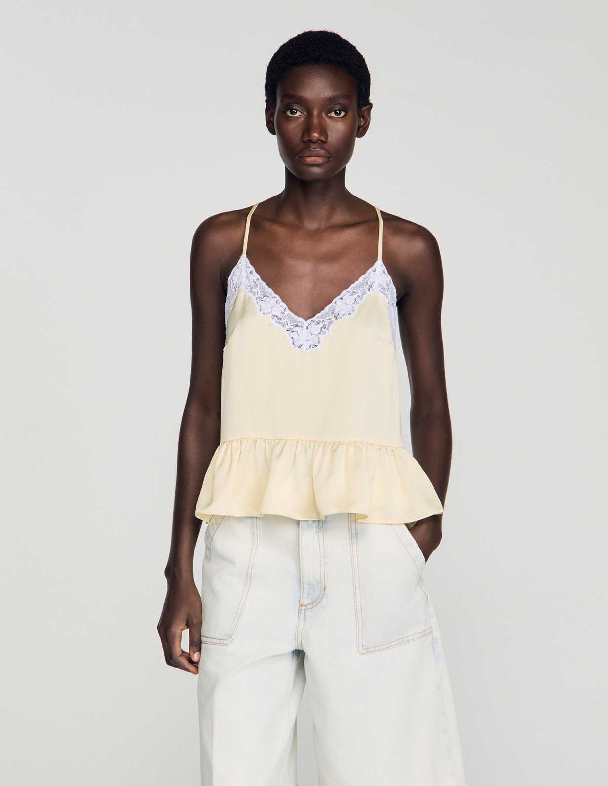 Женский топ с кружевными деталями и оборкой_4