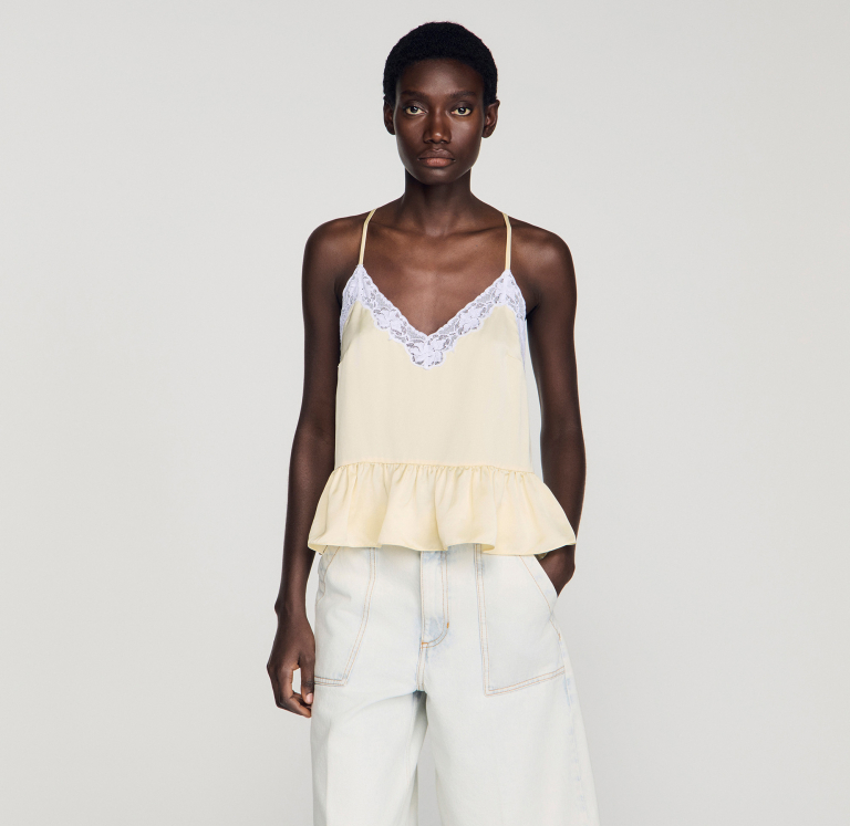 Женский топ с кружевными деталями и оборкой