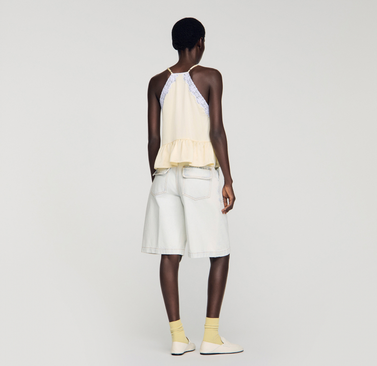 Женский топ с кружевными деталями и оборкой