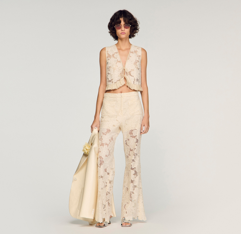 Жіночий топ із гіпюрового мережива з оборкою