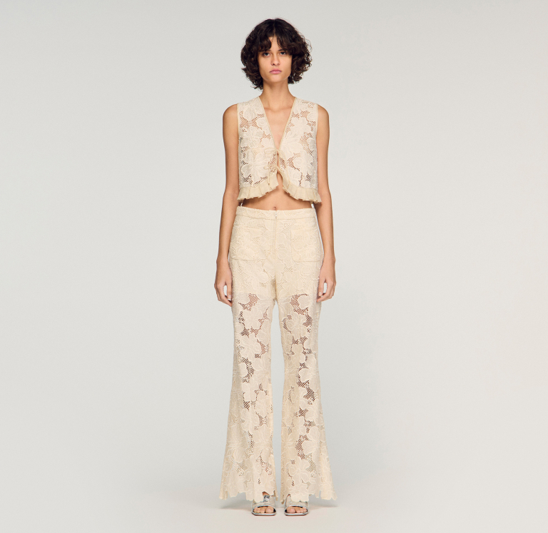 Жіночий топ із гіпюрового мережива з оборкою