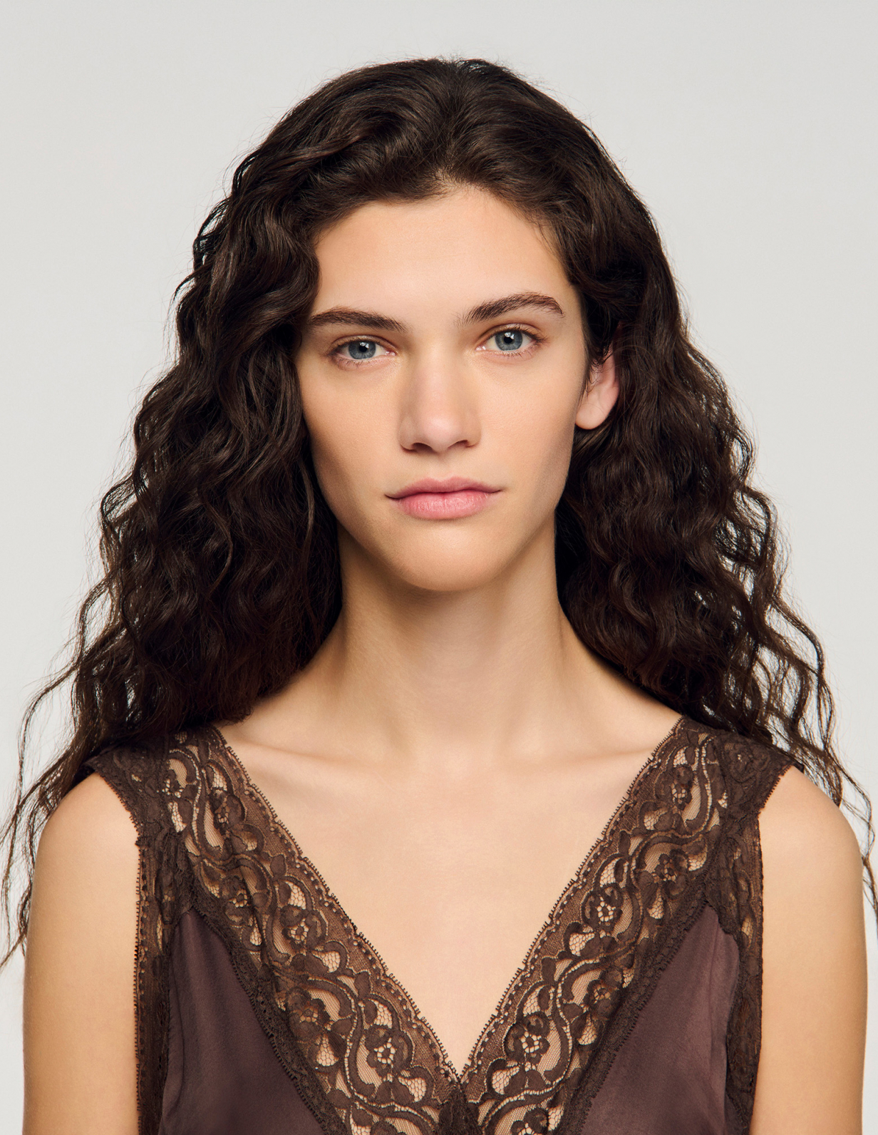 Жіноча довга сукня з мереживним вирізом_3