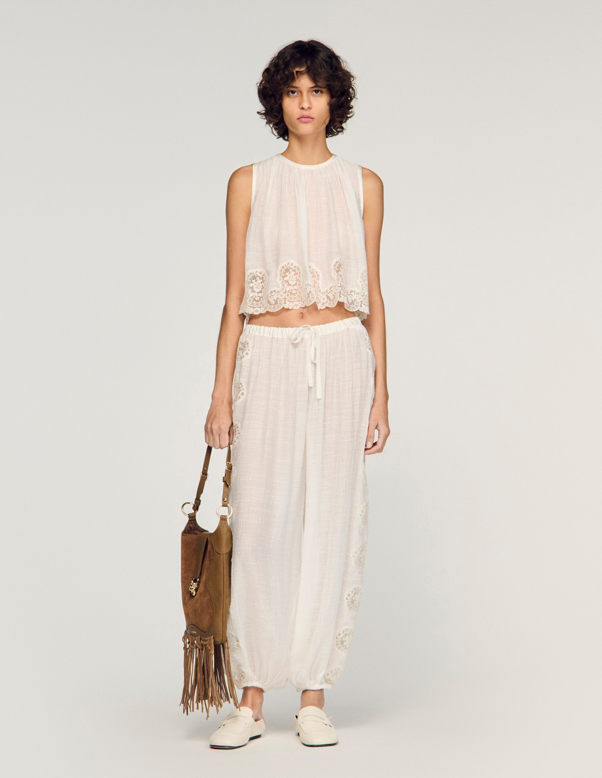 Женский белый топ с кружевной отделкой_1