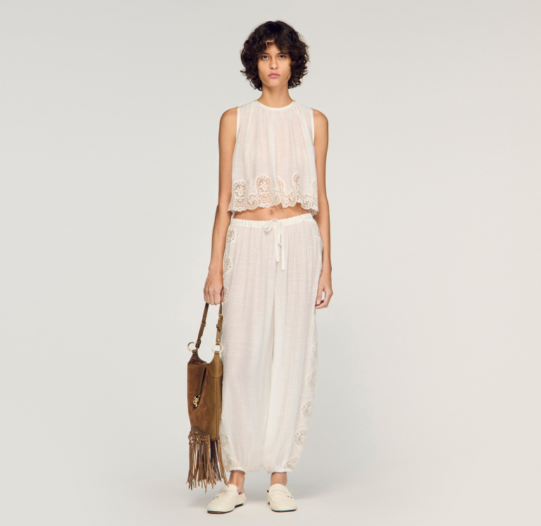 Женский белый топ с кружевной отделкой