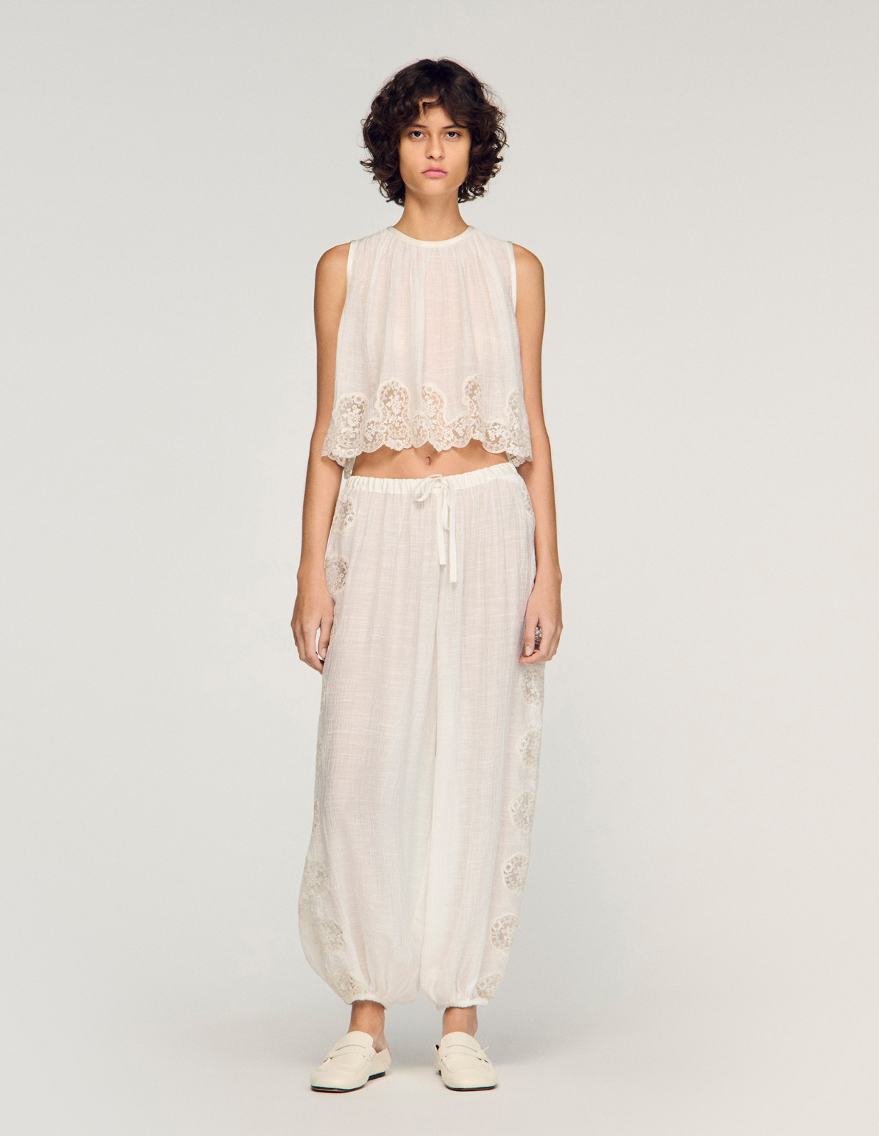 Женский белый топ с кружевной отделкой_2