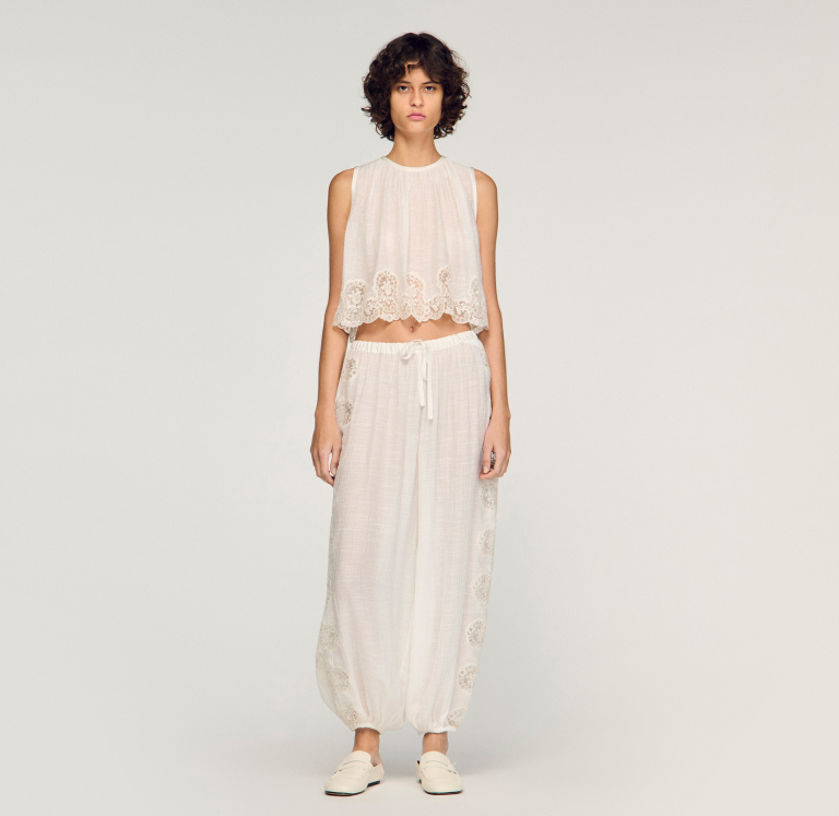 Женский белый топ с кружевной отделкой