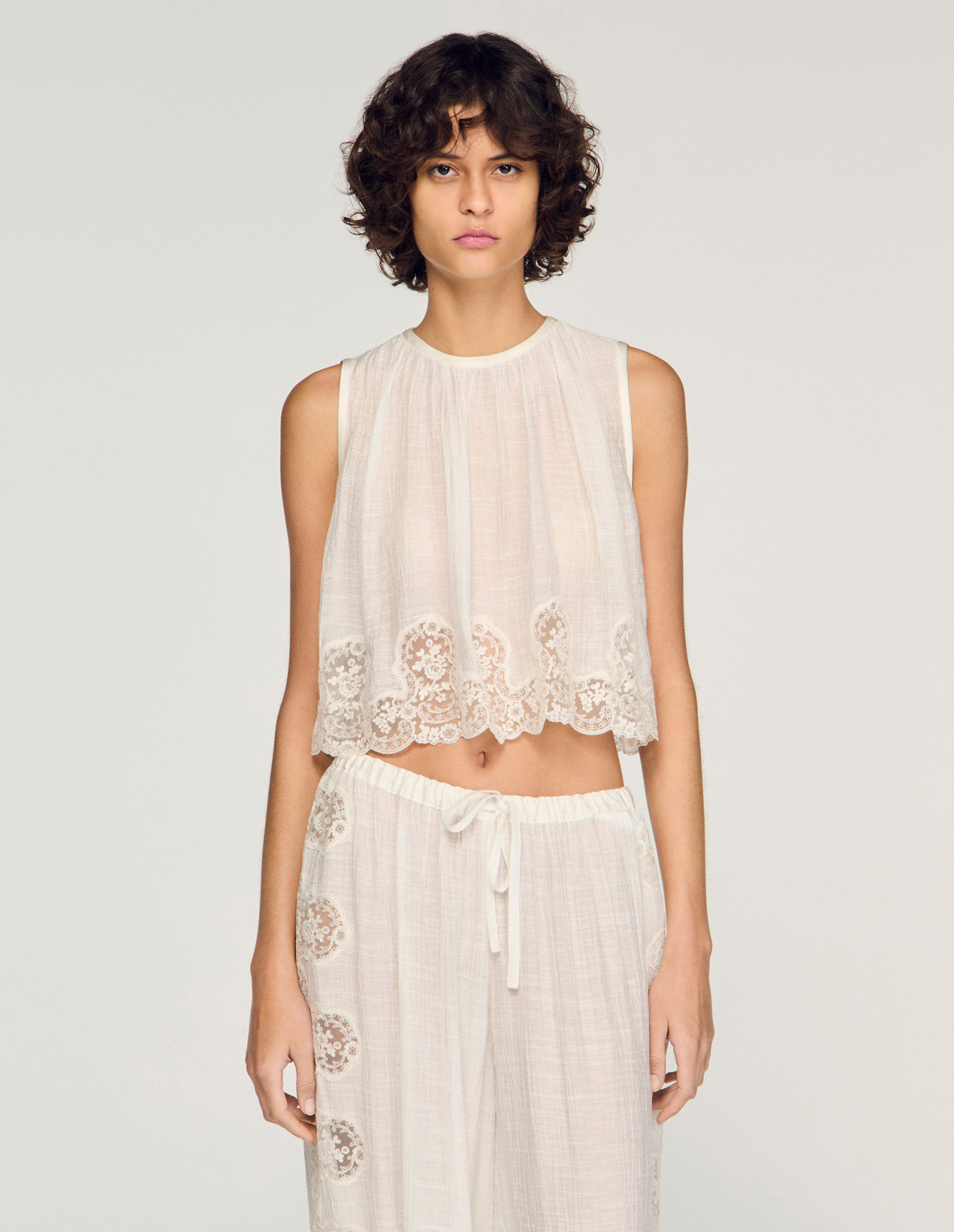 Женский белый топ с кружевной отделкой_4