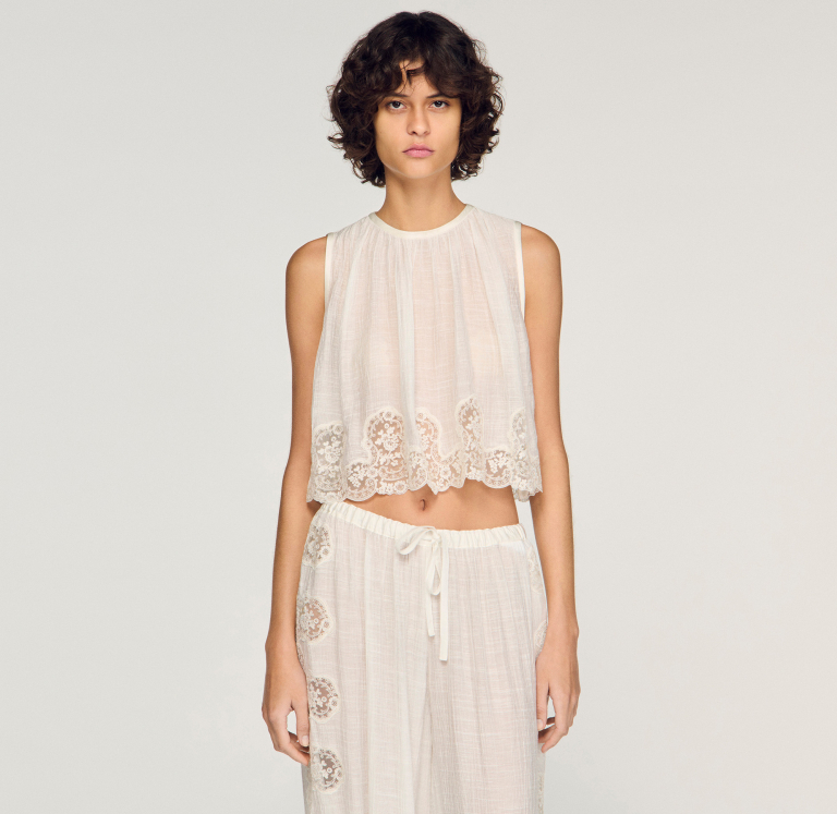 Женский белый топ с кружевной отделкой