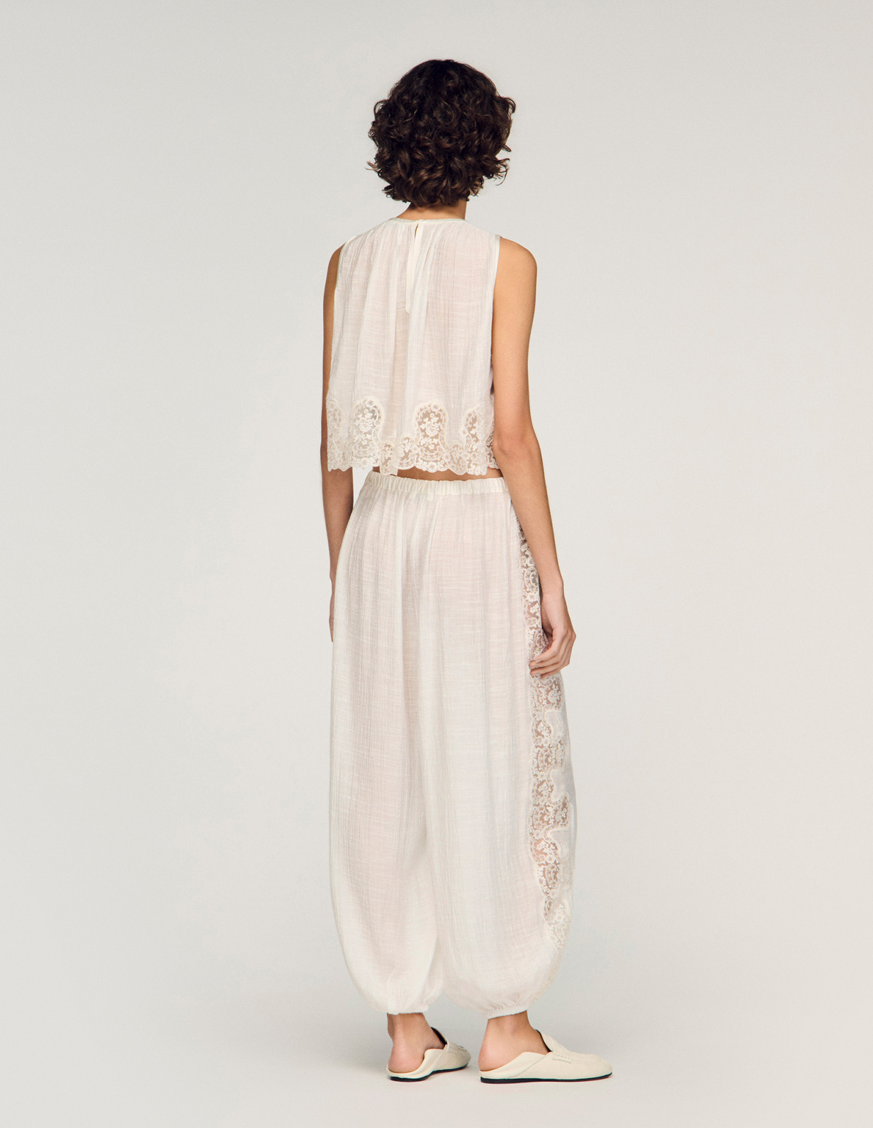 Женский белый топ с кружевной отделкой_5