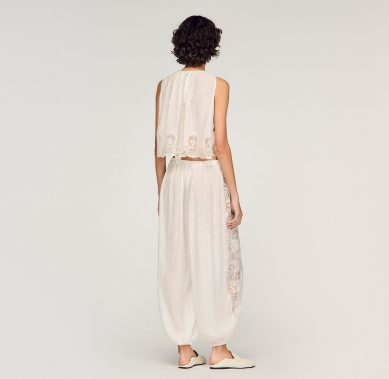 Женский белый топ с кружевной отделкой