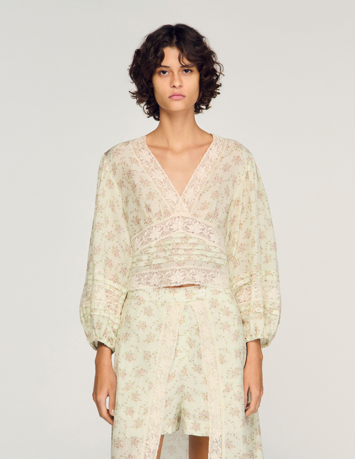 Жіночий вкорочений топ з квітковим принтом_4