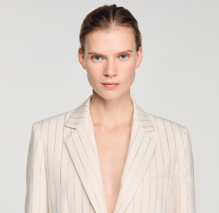 Женский молочный жакет в полоску