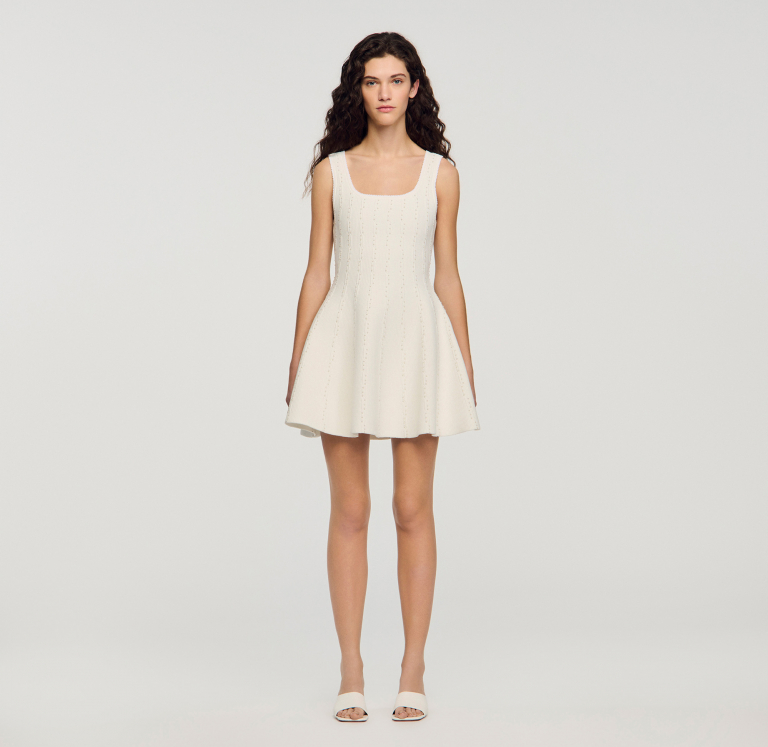 Женское белое вязаное платье с бисером