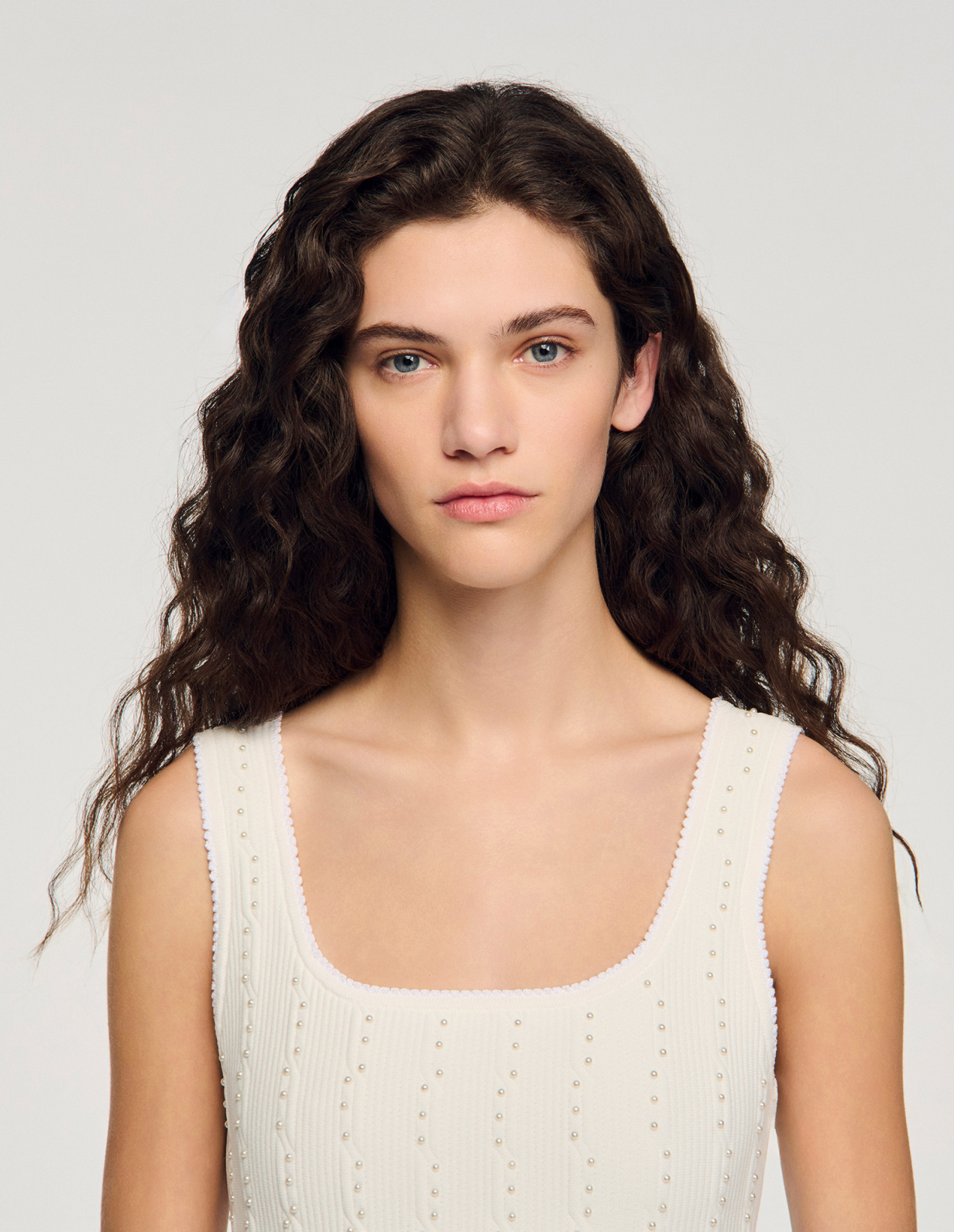 Женское белое вязаное платье с бисером_3