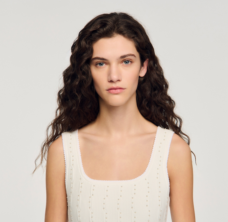 Женское белое вязаное платье с бисером