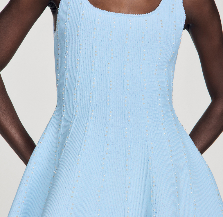 Женское голубое вязаное платье с бисером