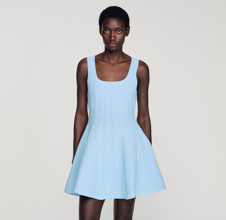 Женское голубое вязаное платье с бисером